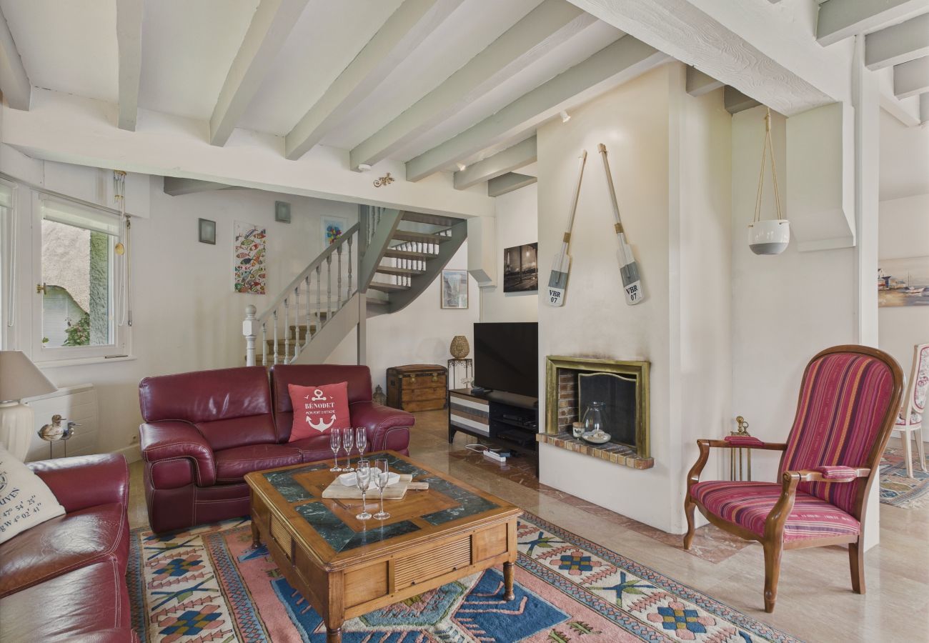 House in Pleuven - Heated pool, large garden, house for 8