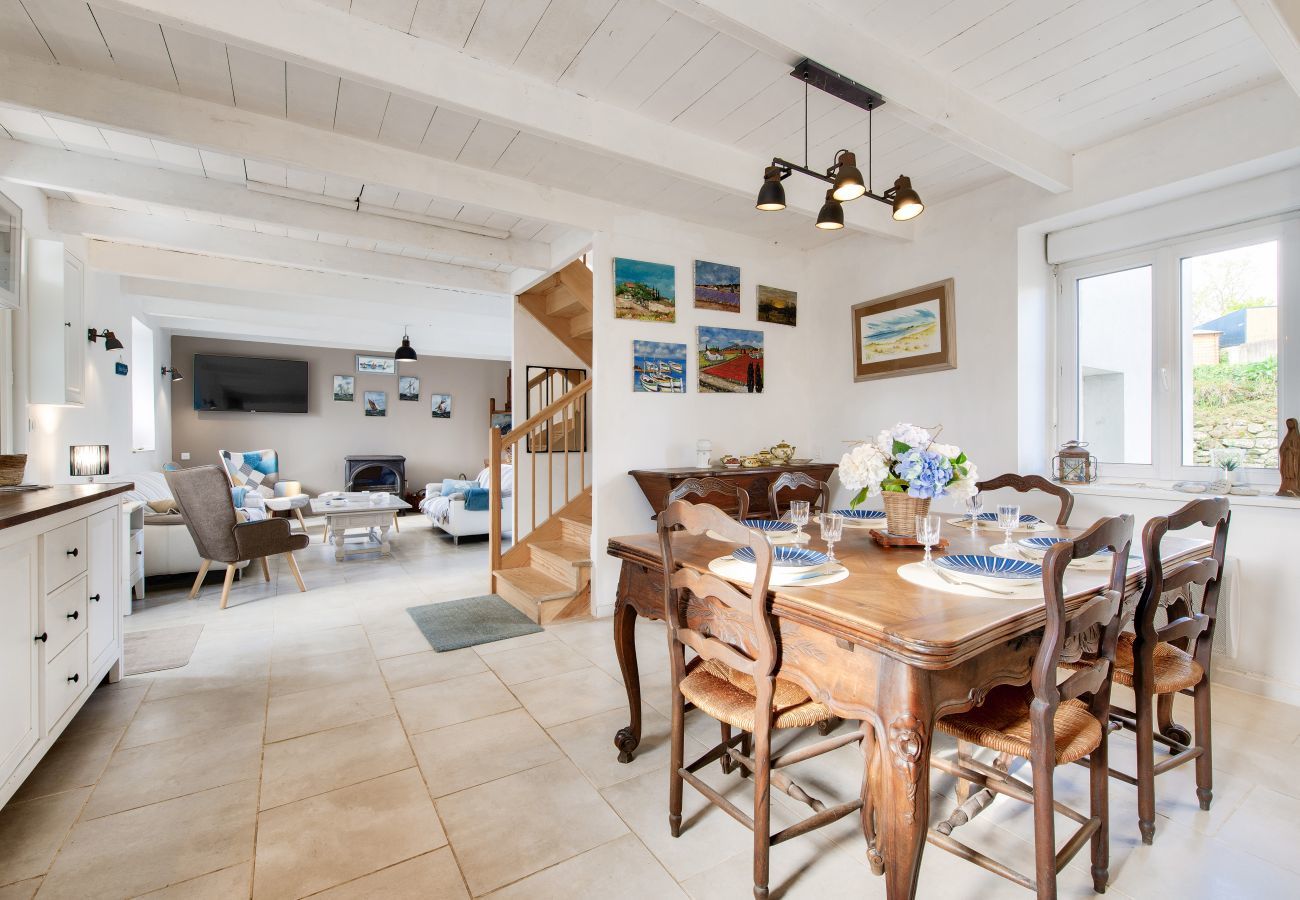 House in Saint-Frégant - House for 6 with garden, terrace and games