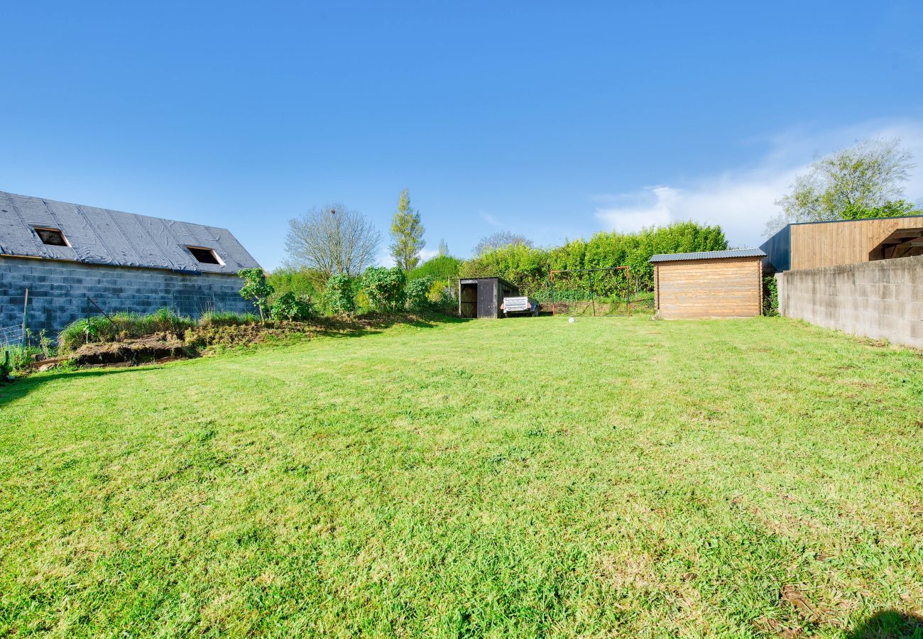 House in Saint-Frégant - House for 6 with garden, terrace and games