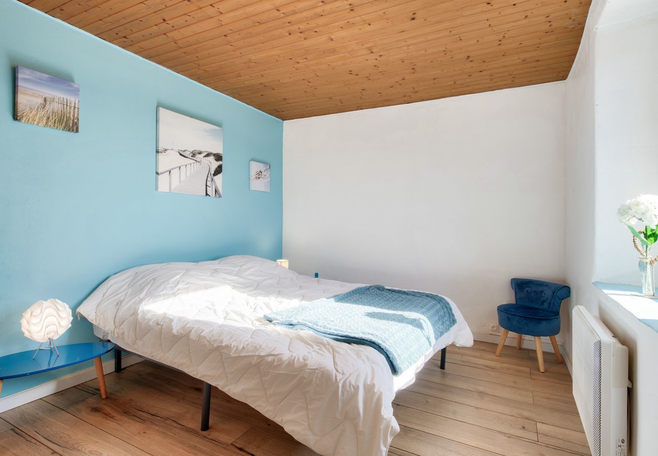 House in Saint-Frégant - House for 6 with garden, terrace and games