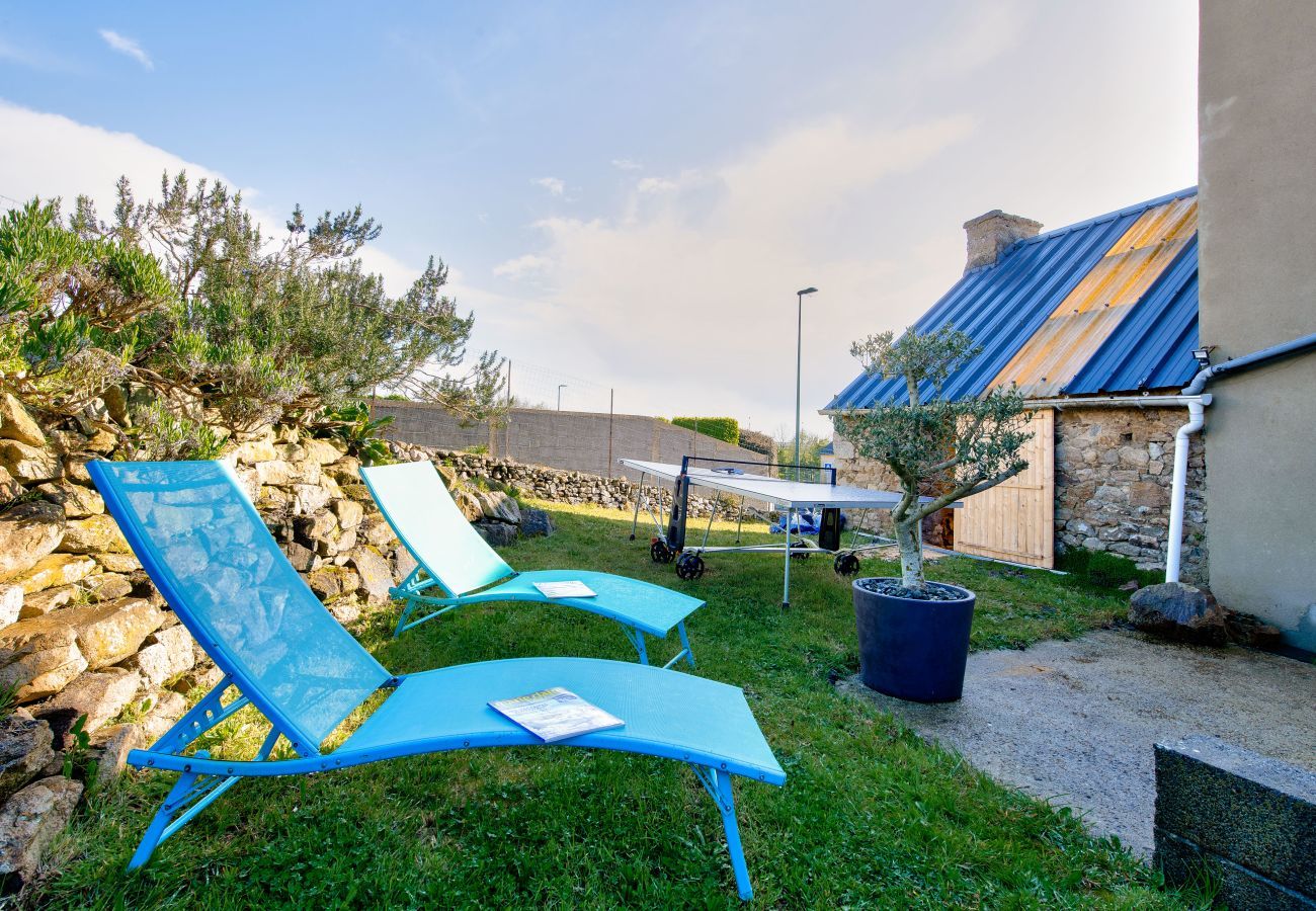 House in Saint-Frégant - House for 6 with garden, terrace and games