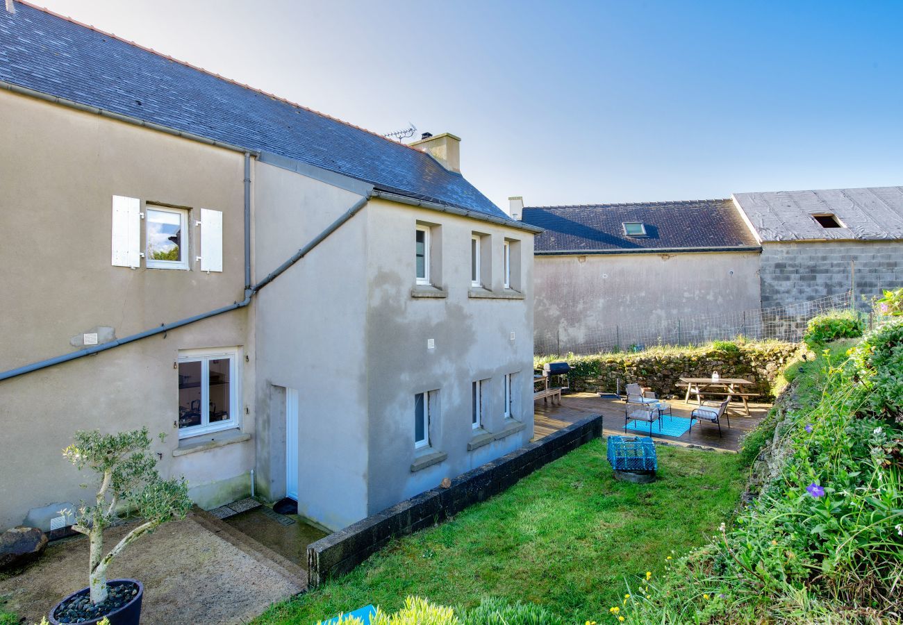 House in Saint-Frégant - House for 6 with garden, terrace and games