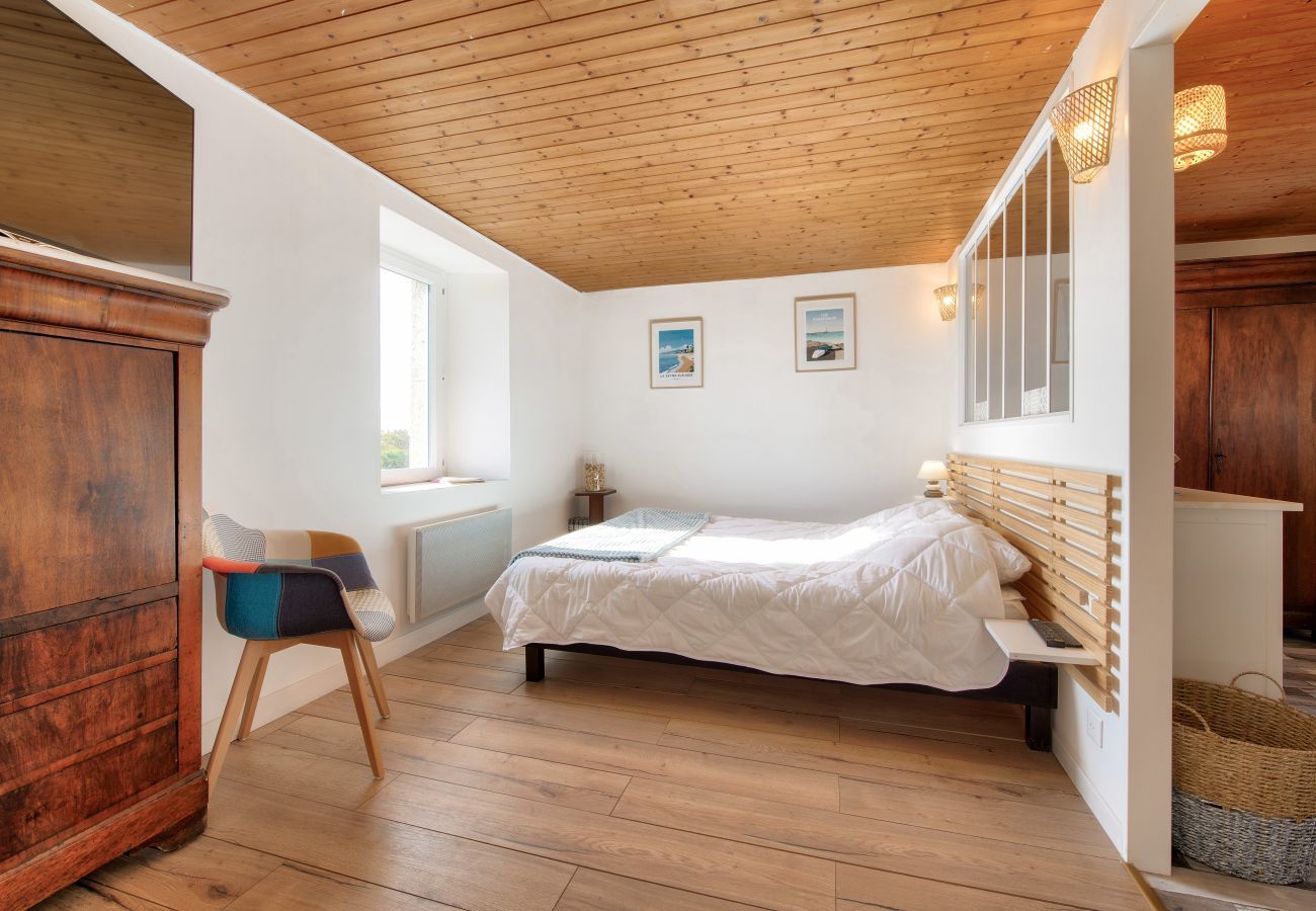 House in Saint-Frégant - House for 6 with garden, terrace and games