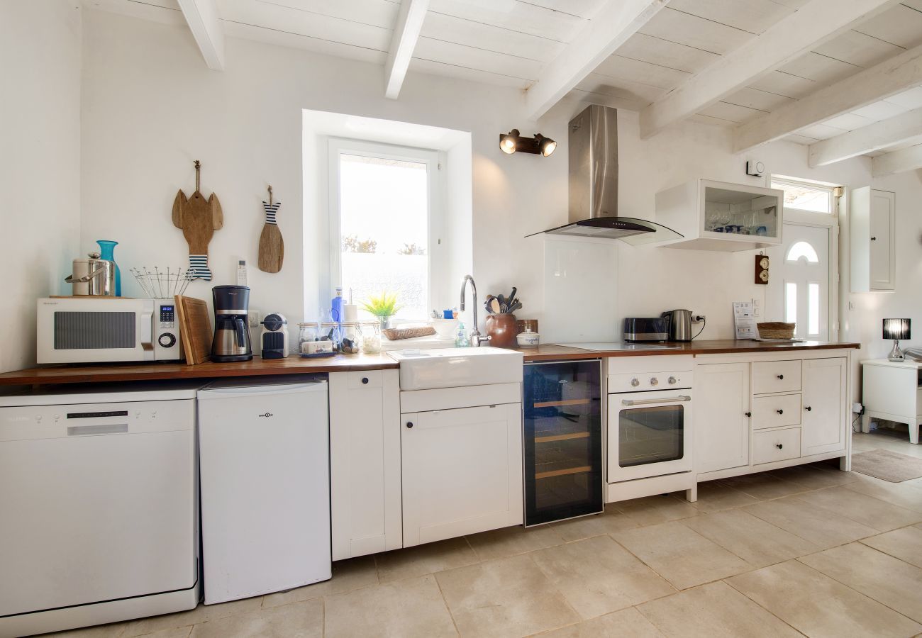 House in Saint-Frégant - House for 6 with garden, terrace and games
