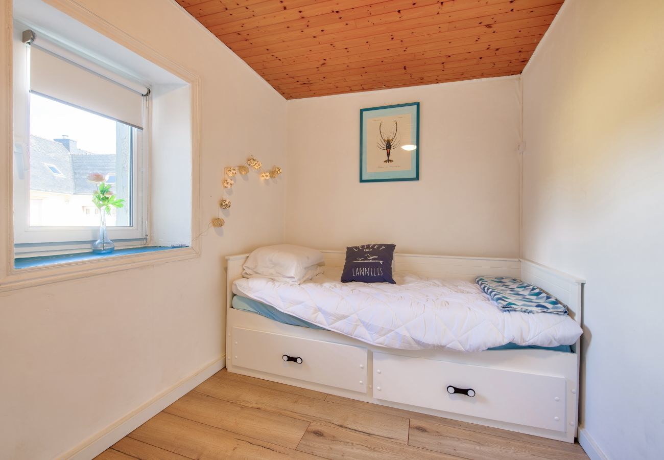 House in Saint-Frégant - House for 6 with garden, terrace and games