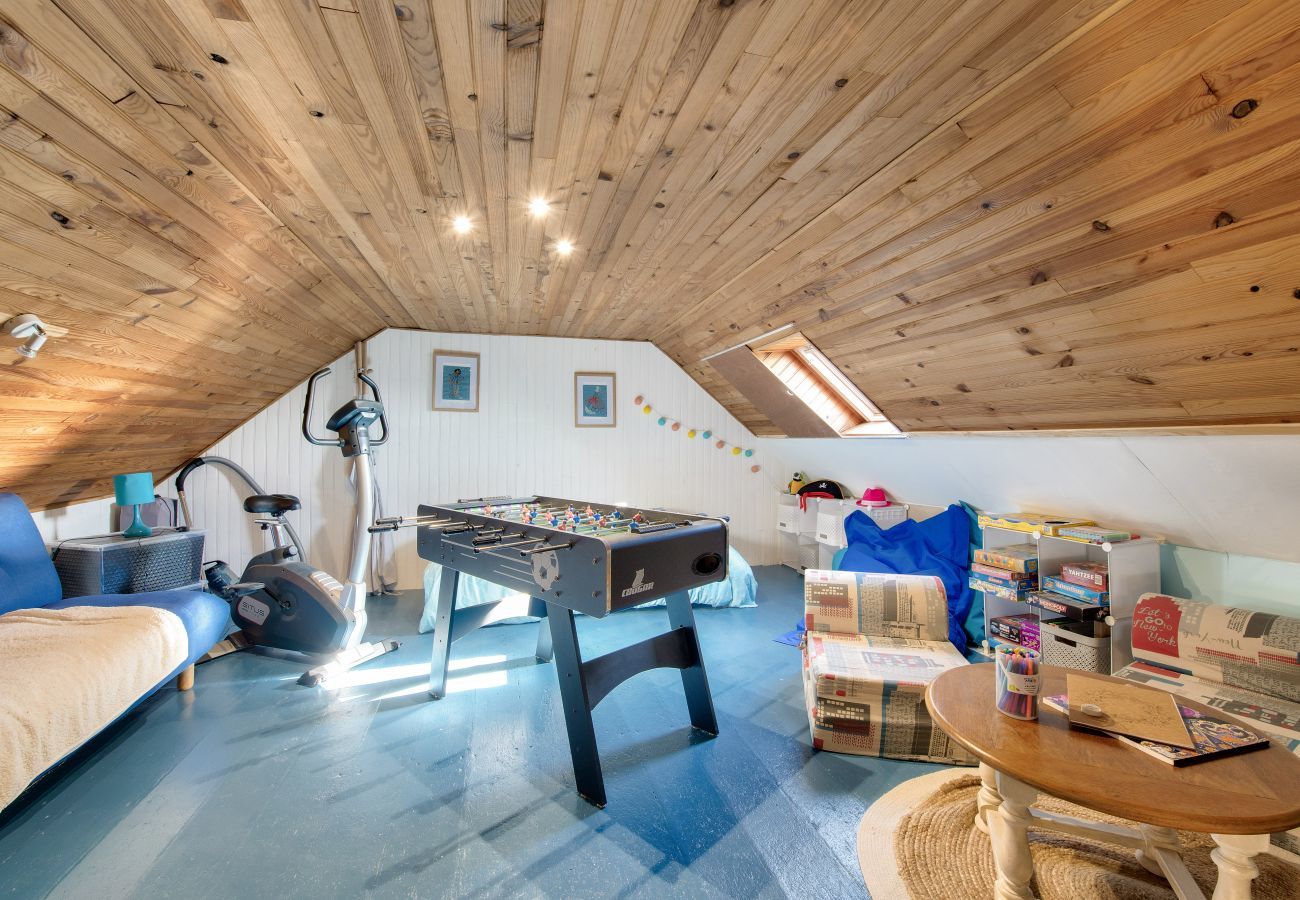 House in Saint-Frégant - House for 6 with garden, terrace and games