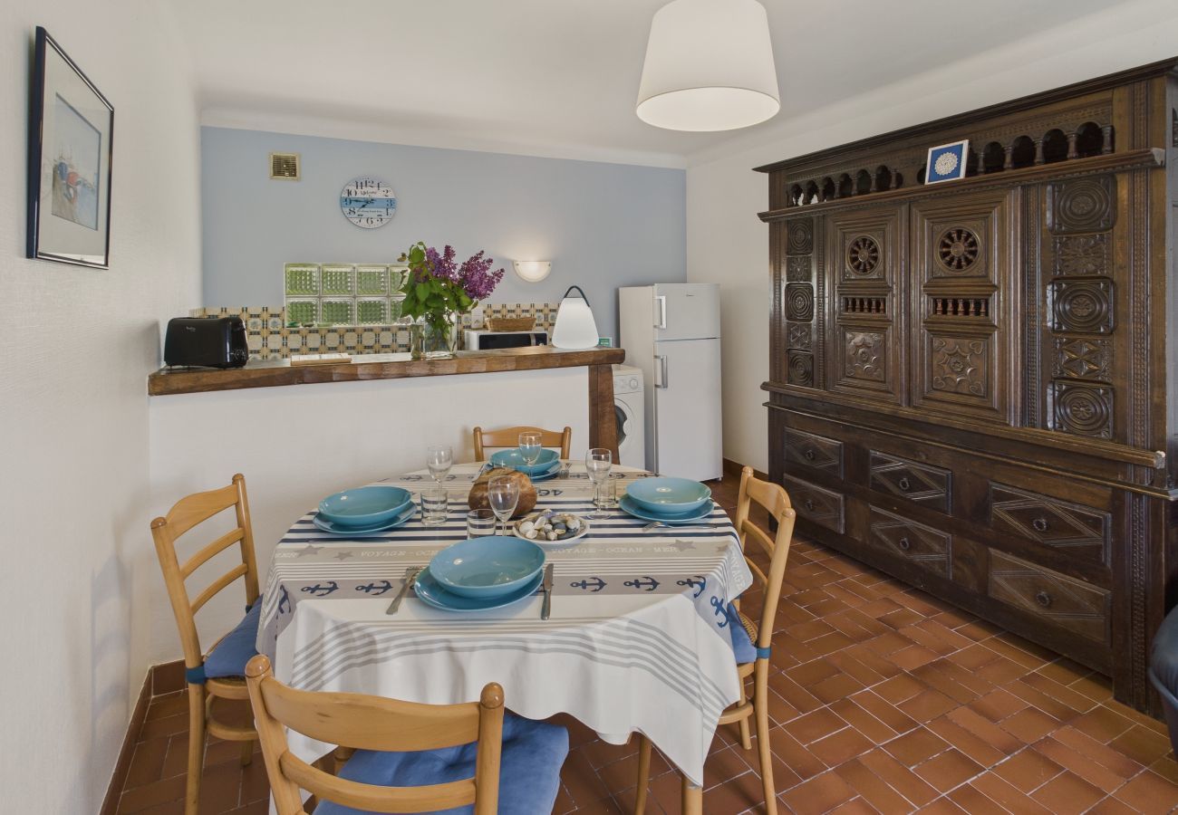 House in Le Guilvinec - La Corvette – Thatched Cottage with Garden for 4