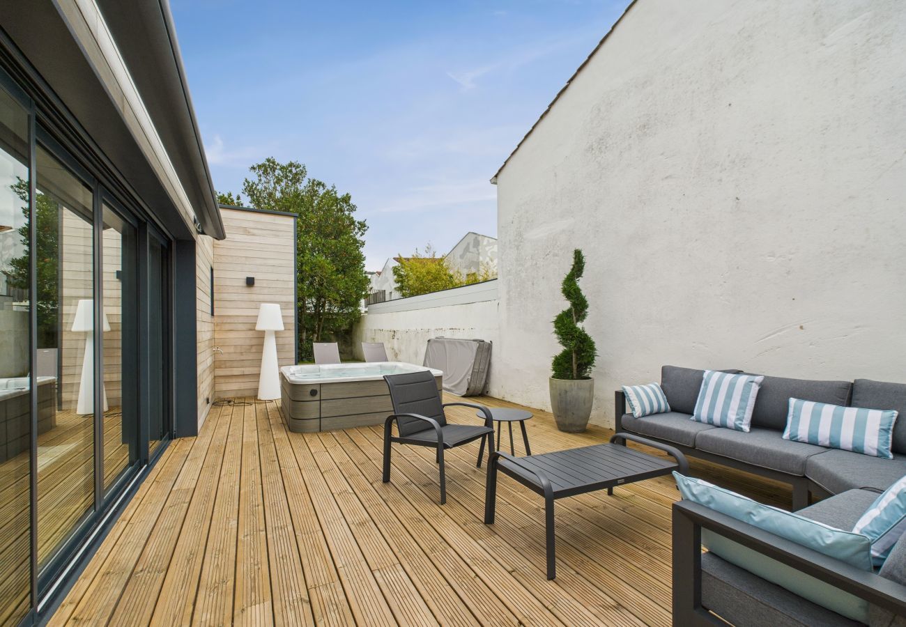 House in Saint-Gilles-Croix-de-Vie - Jacuzzi, terrace, house in the center city for 4