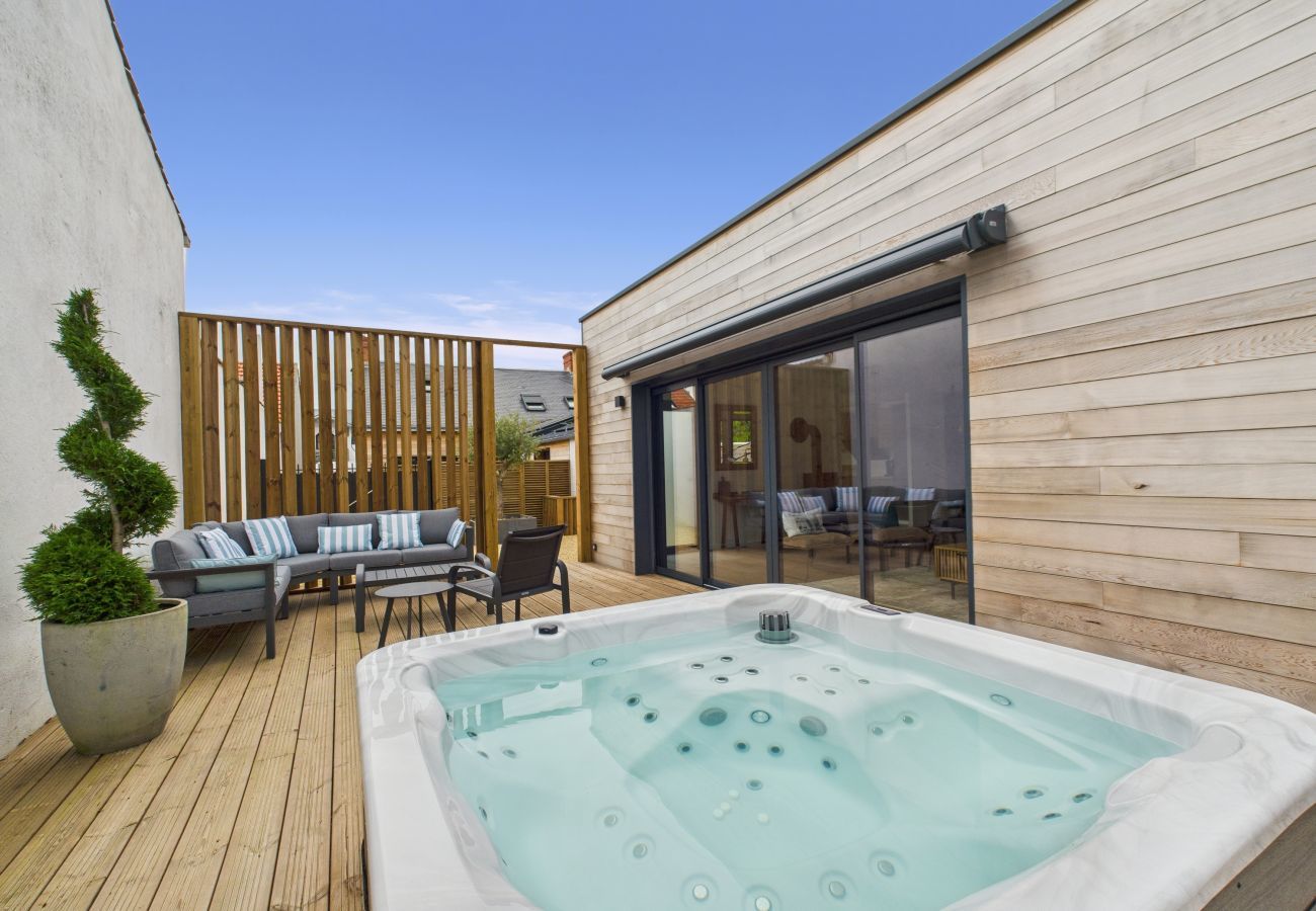 House in Saint-Gilles-Croix-de-Vie - Jacuzzi, terrace, house in the center city for 4