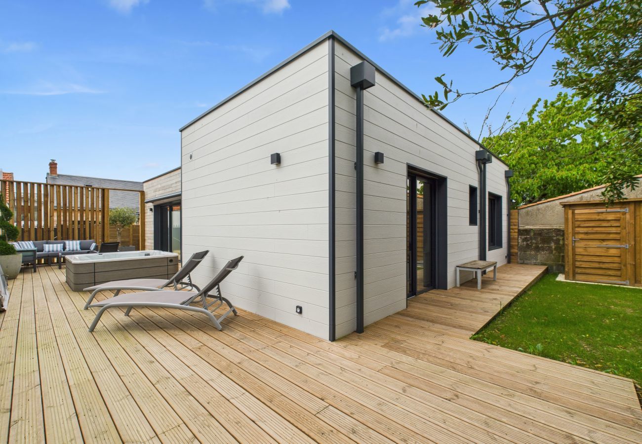 House in Saint-Gilles-Croix-de-Vie - Jacuzzi, terrace, house in the center city for 4