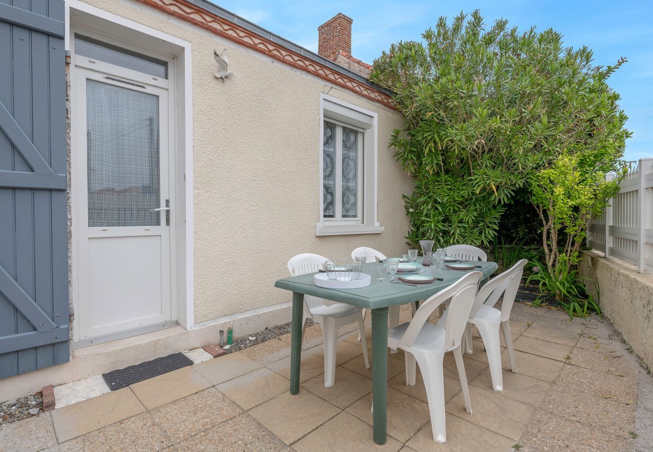 Terraced House in La Bernerie-en-Retz - House for 5 people, 350m from the beach.