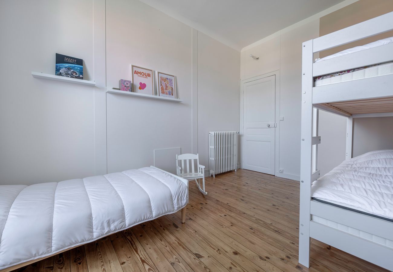 Villa in Saint-Michel-Chef-Chef - Charming villa 250m from beach – sleeps 14