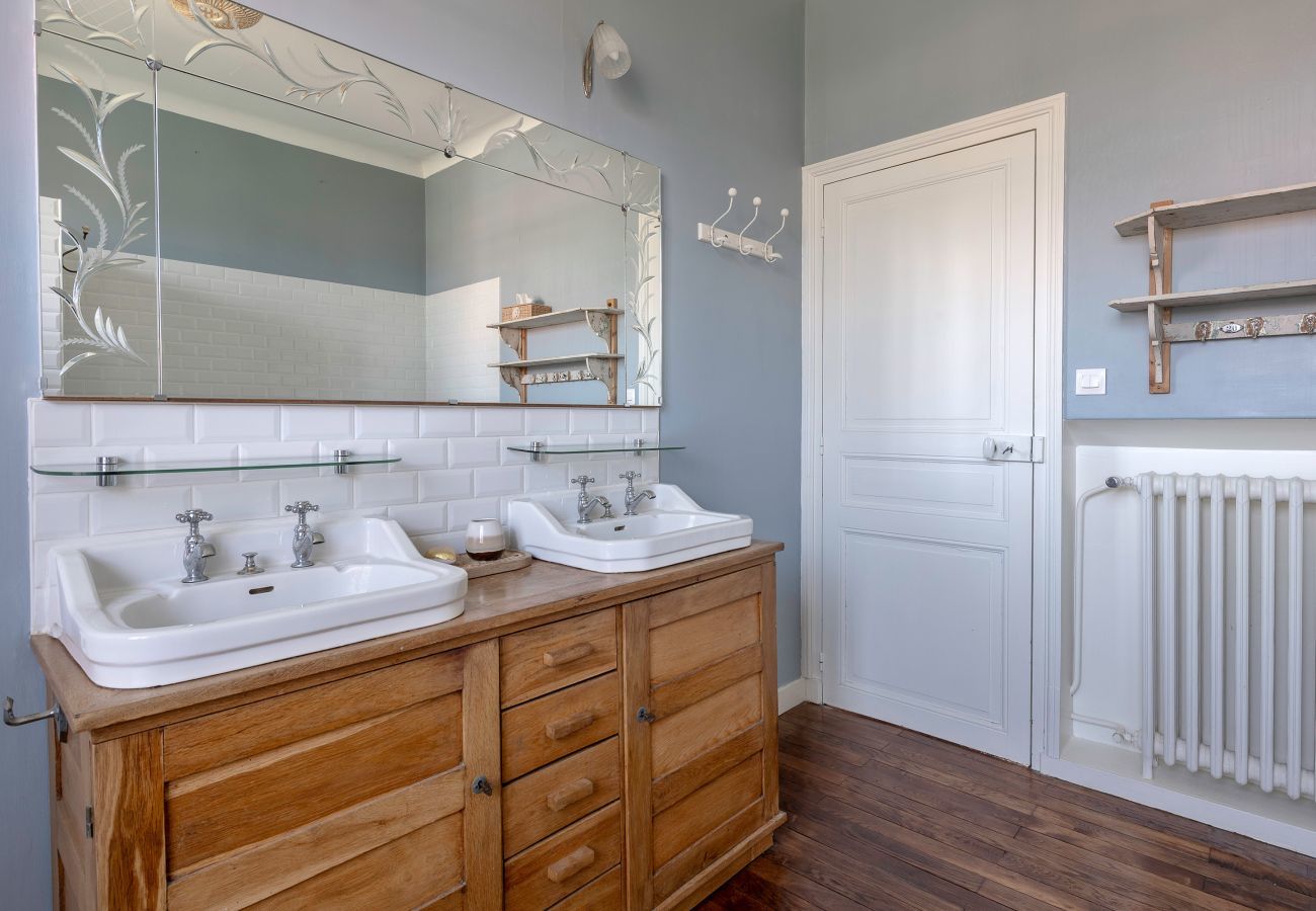 Villa in Saint-Michel-Chef-Chef - Charming villa 250m from beach – sleeps 14
