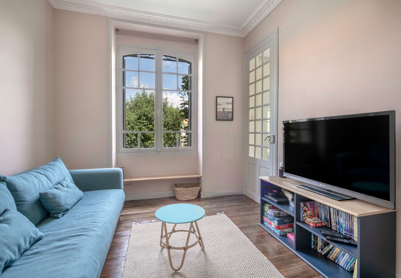 Villa in Saint-Michel-Chef-Chef - Charming villa 250m from beach – sleeps 14