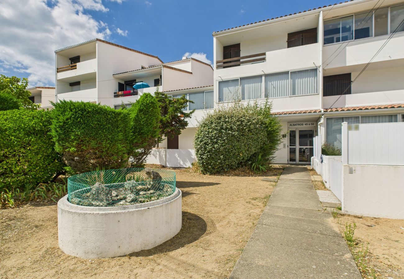 Apartment in Saint-Hilaire-de-Riez - 200m from the beach, terrace, apartment for 4