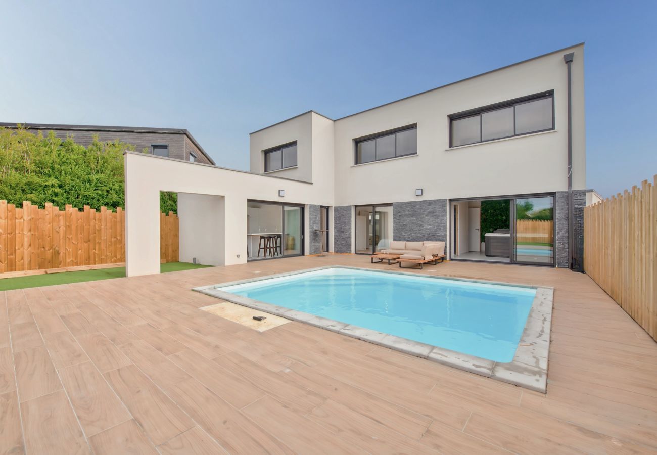 House in Plouguerneau - Villa for 9 - Heated Pool - Jacuzzi - petanque 