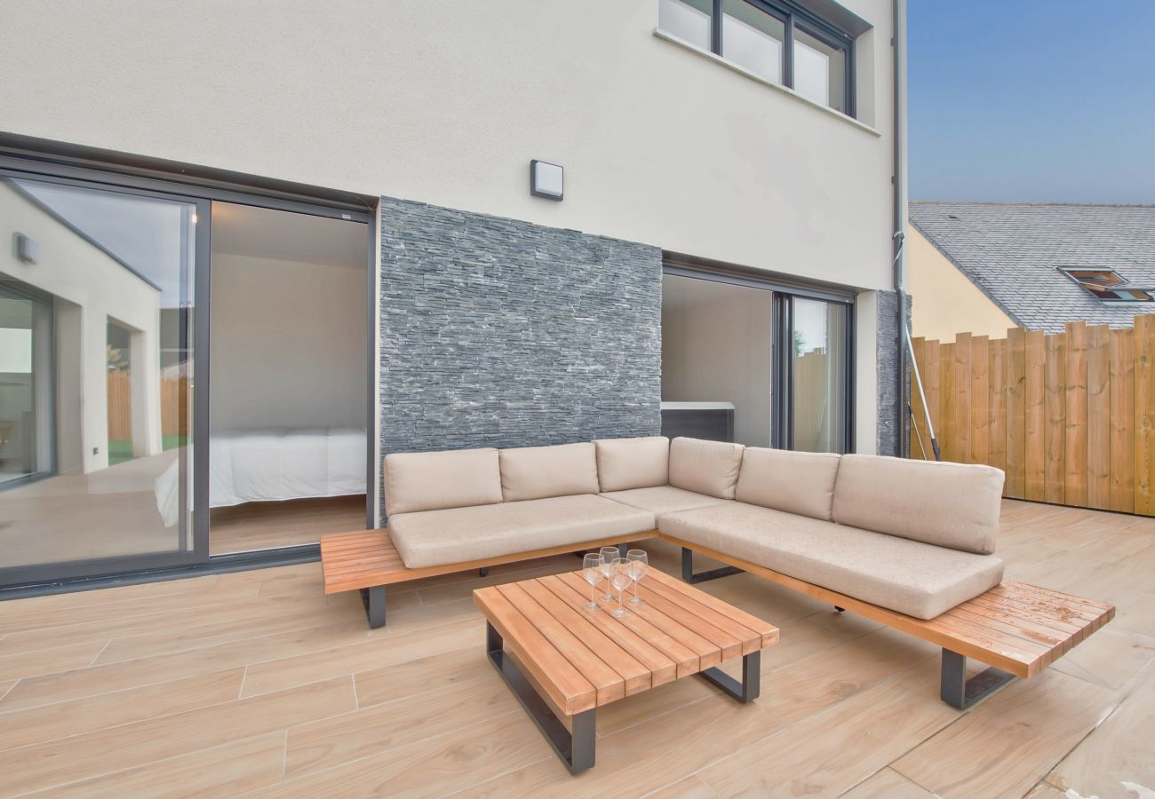 House in Plouguerneau - Villa for 9 - Heated Pool - Jacuzzi - petanque 