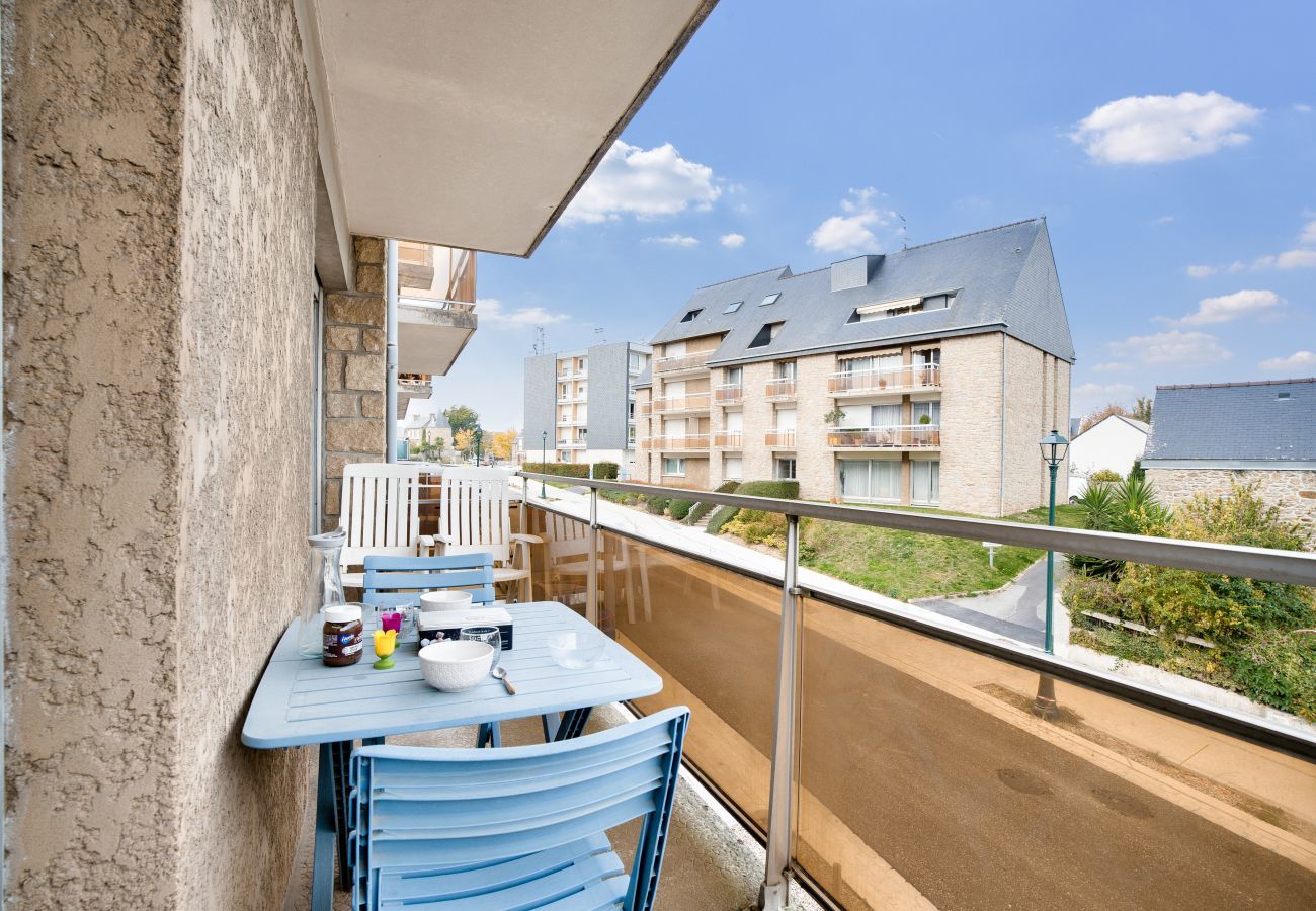 Apartment in Dinard - 700m from the beach, Dinard center, 2 adults 1 child