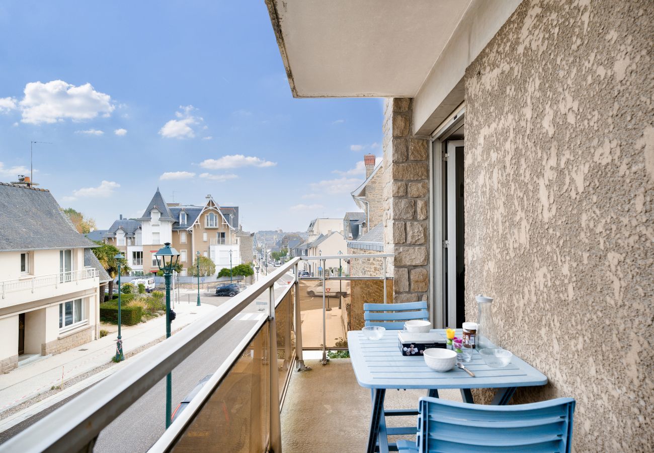 Apartment in Dinard - 700m from the beach, Dinard center, 2 adults 1 child