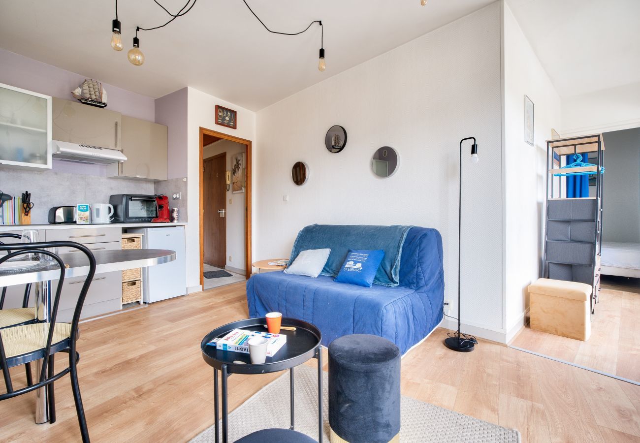 Apartment in Dinard - 700m from the beach, Dinard center, 2 adults 1 child