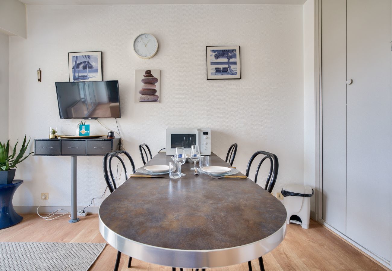 Apartment in Dinard - 700m from the beach, Dinard center, 2 adults 1 child