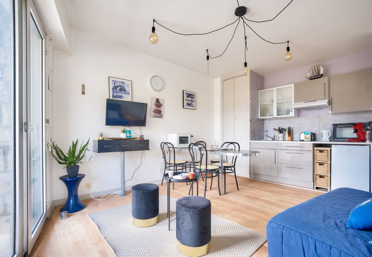 Apartment in Dinard - 700m from the beach, Dinard center, 2 adults 1 child