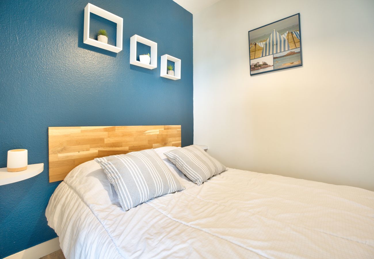 Apartment in Dinard - 700m from the beach, Dinard center, 2 adults 1 child