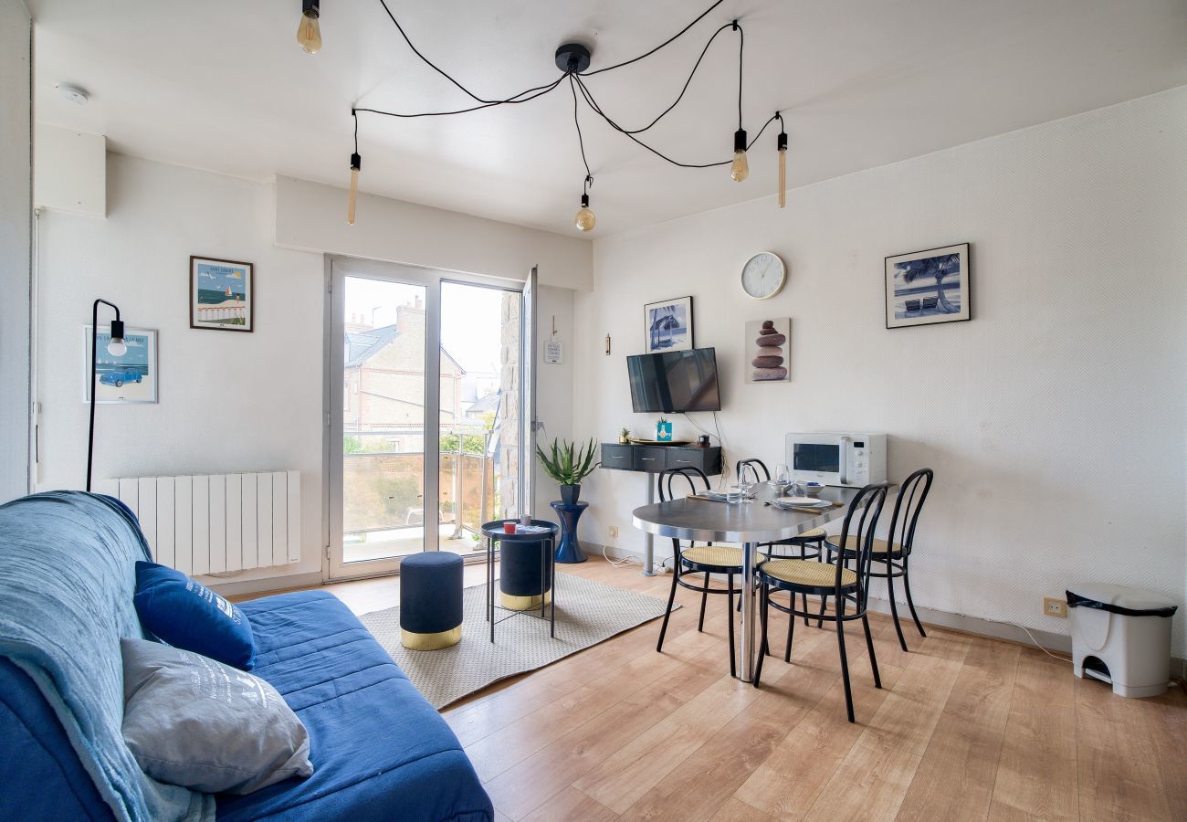 Apartment in Dinard - 700m from the beach, Dinard center, 2 adults 1 child