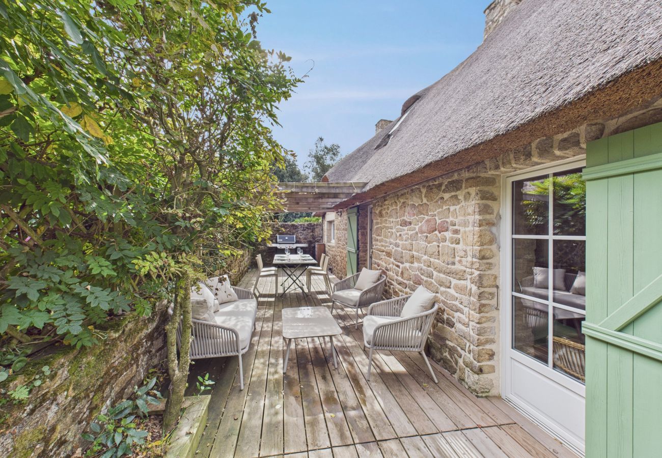 House in Baden - Charming thatched cottage for 6 with garden House in Baden - Charming thatched cottage for 6 with garden