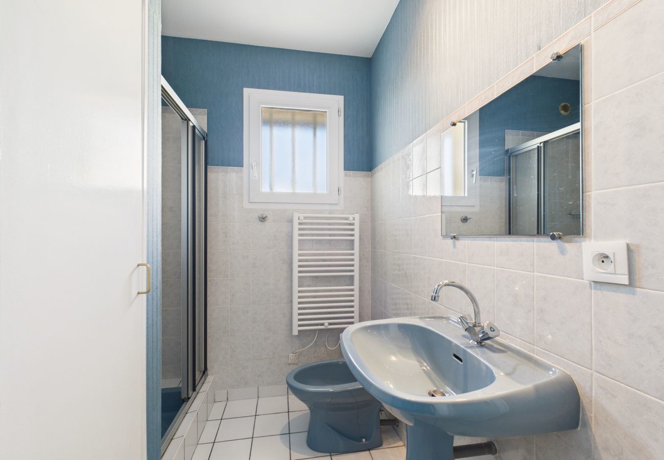 House in Arzon - Facing the Sea – House for 8 with Garden