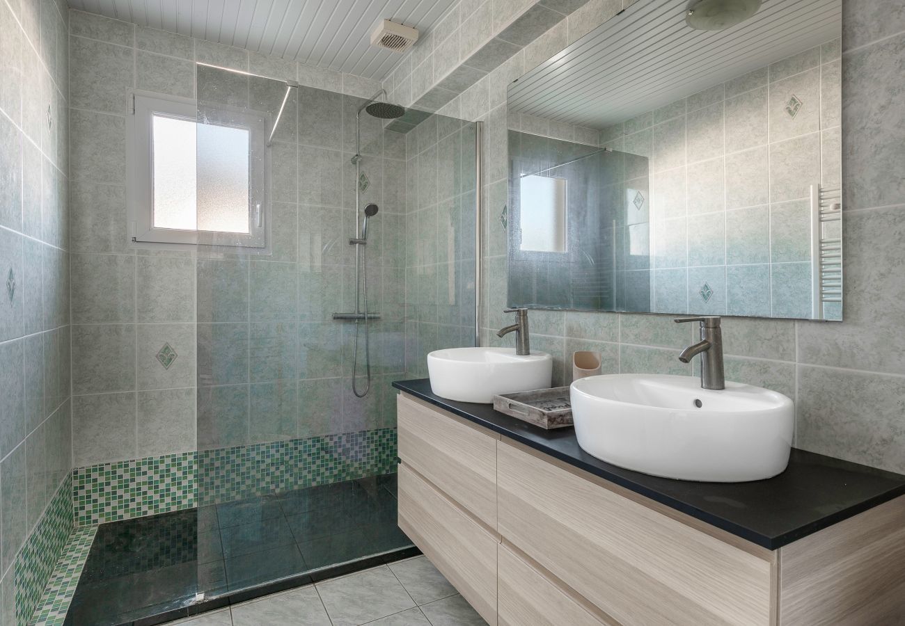 House in La Plaine-sur-Mer - Jacuzzi, beach 500m away, 10 adults, 1 child