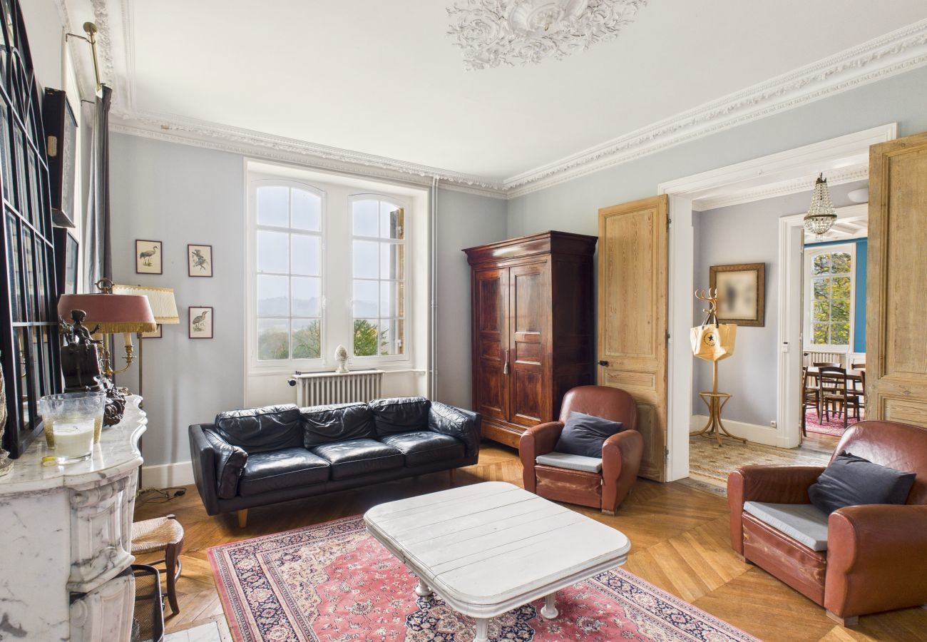 House in Saint-Léon-sur-Vézère - Manor with Terrace and Pool for 10 Guests