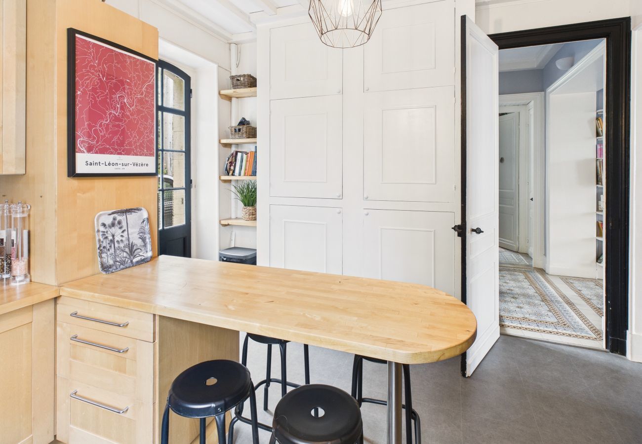 House in Saint-Léon-sur-Vézère - Manor with Terrace and Pool for 10 Guests