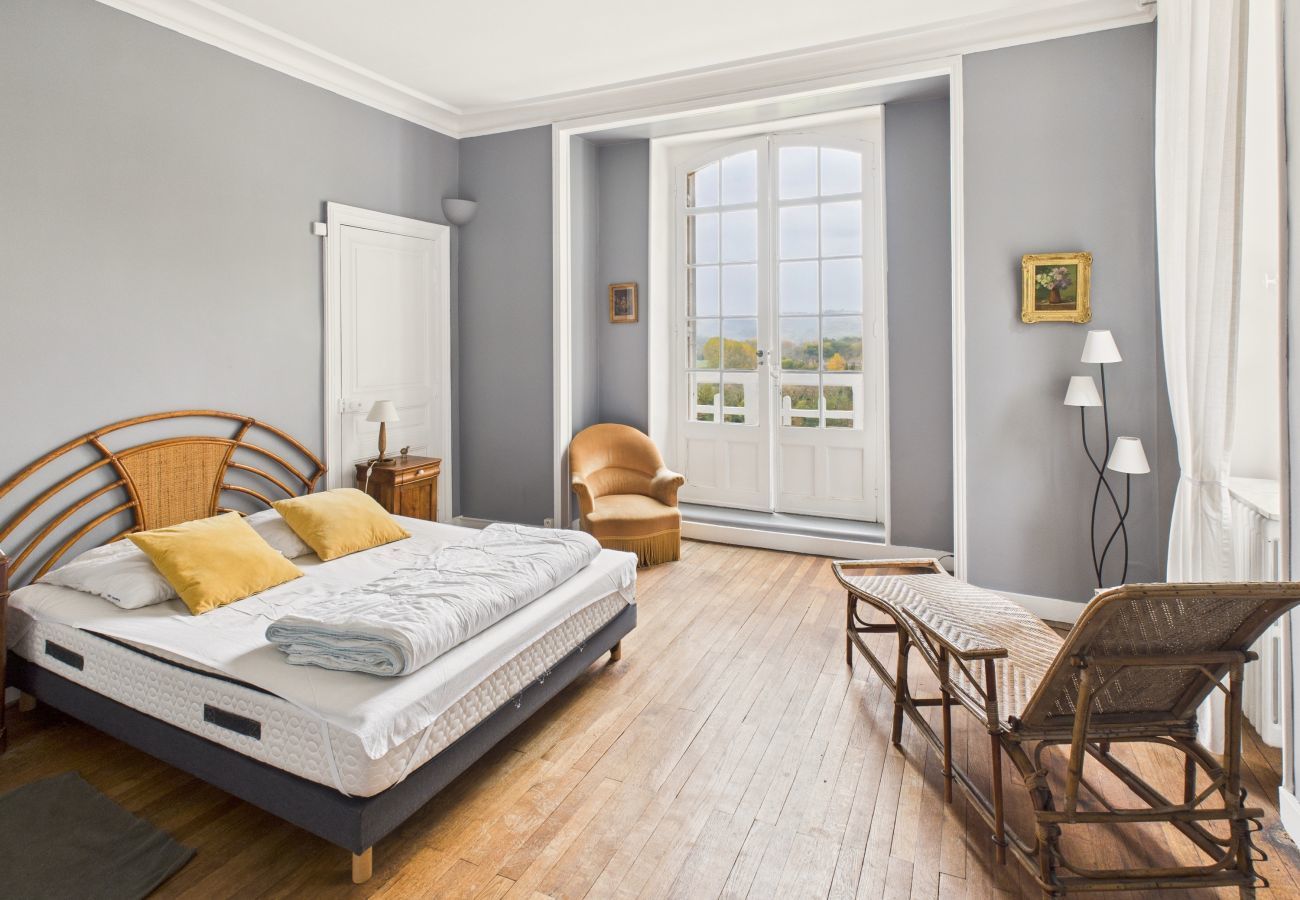 House in Saint-Léon-sur-Vézère - Manor with Terrace and Pool for 10 Guests