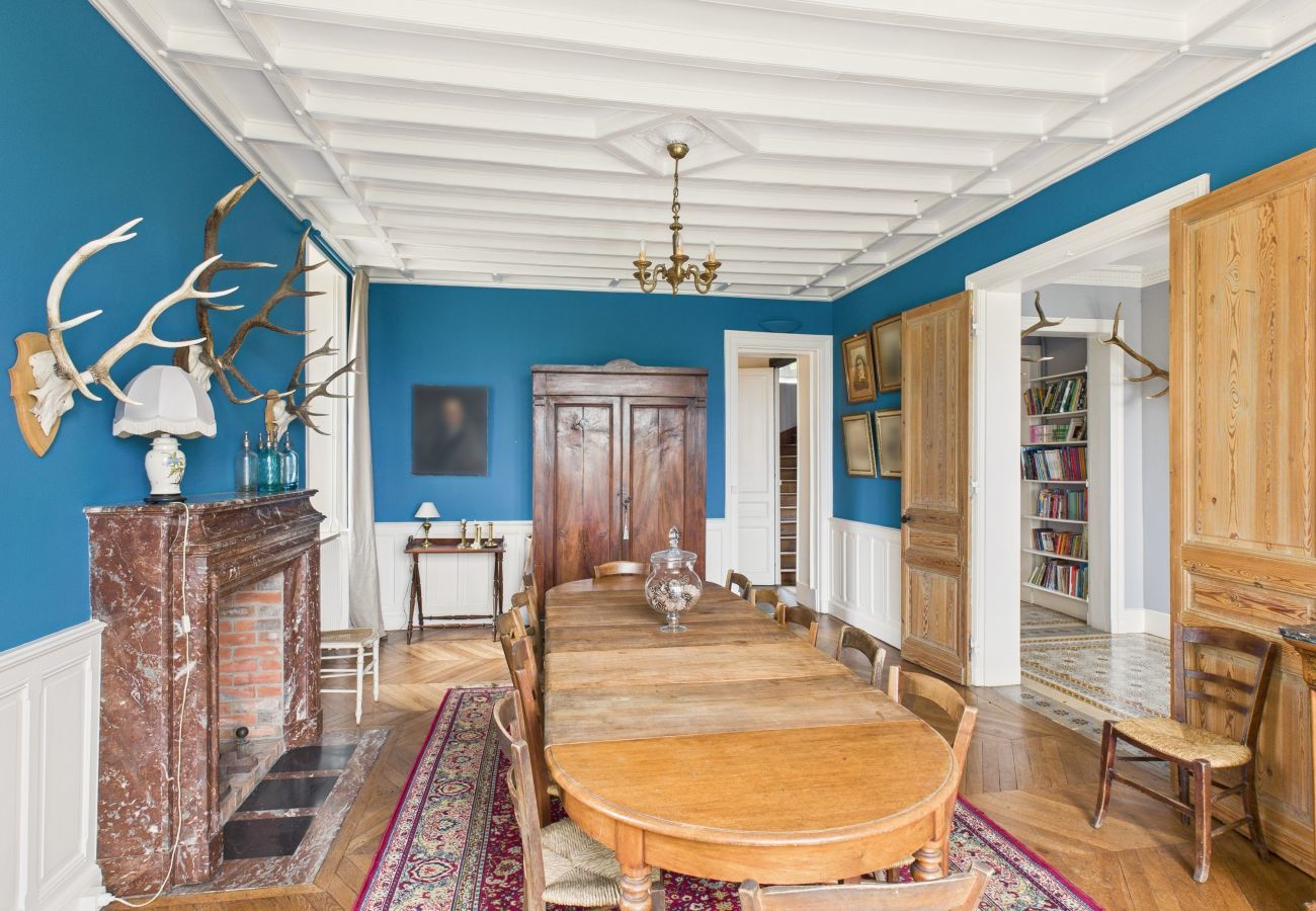 House in Saint-Léon-sur-Vézère - Manor with Terrace and Pool for 10 Guests