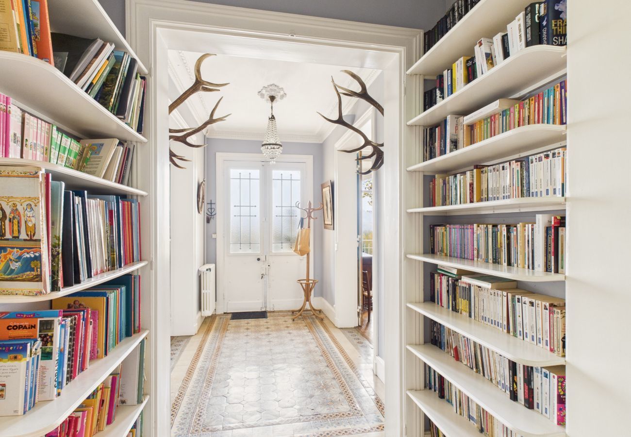 House in Saint-Léon-sur-Vézère - Manor with Terrace and Pool for 10 Guests