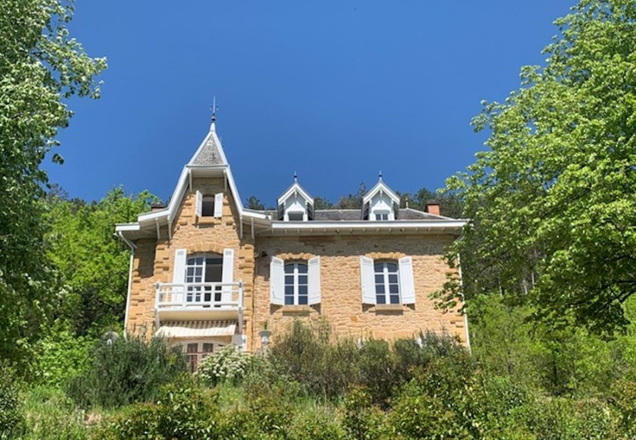 House in Saint-Léon-sur-Vézère - Manor with Terrace and Pool for 10 Guests