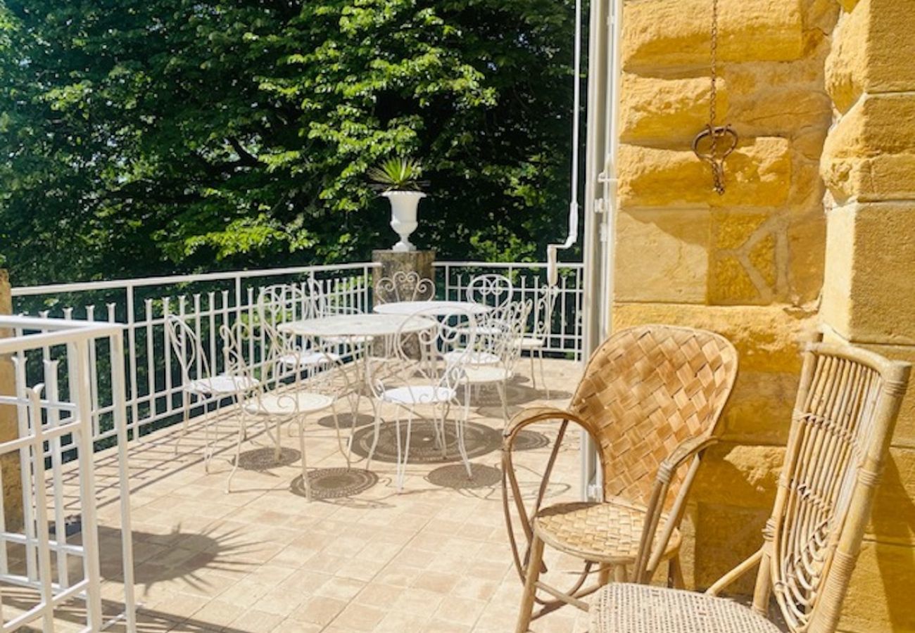 House in Saint-Léon-sur-Vézère - Manor with Terrace and Pool for 10 Guests