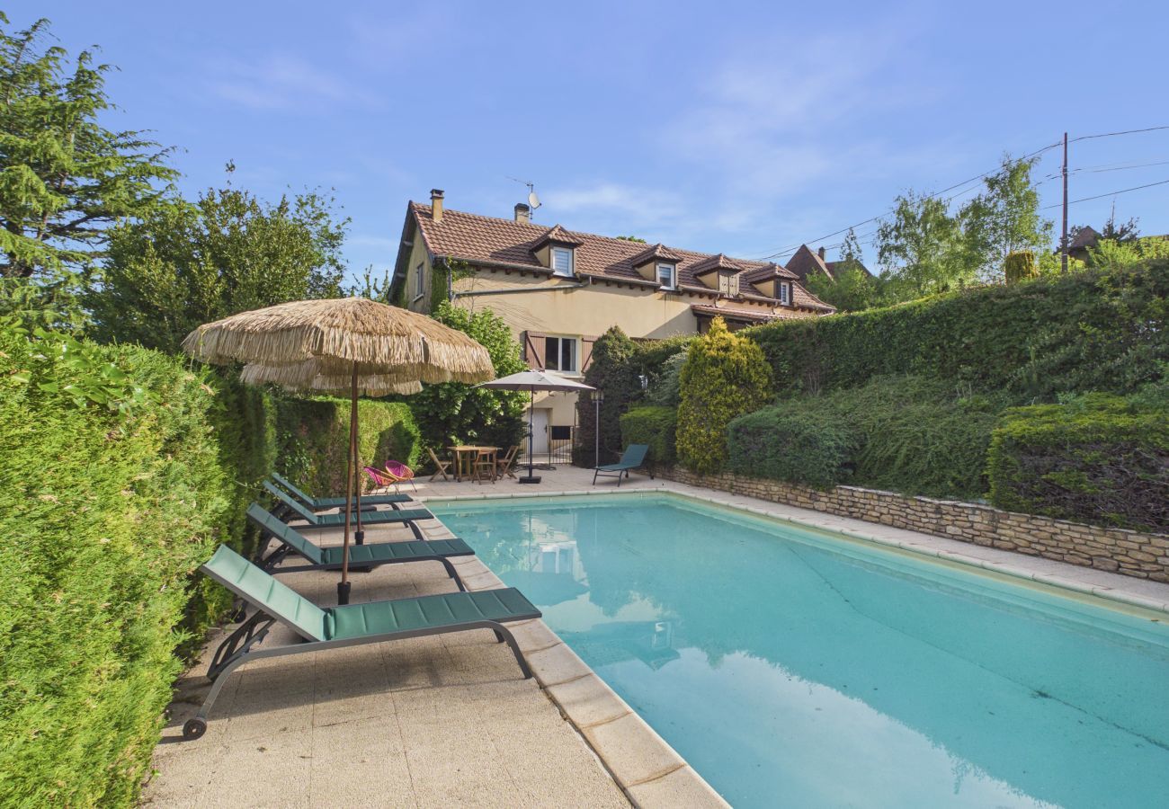 House in Sarlat-la-Canéda - Spacious Family Home with Pool for 12