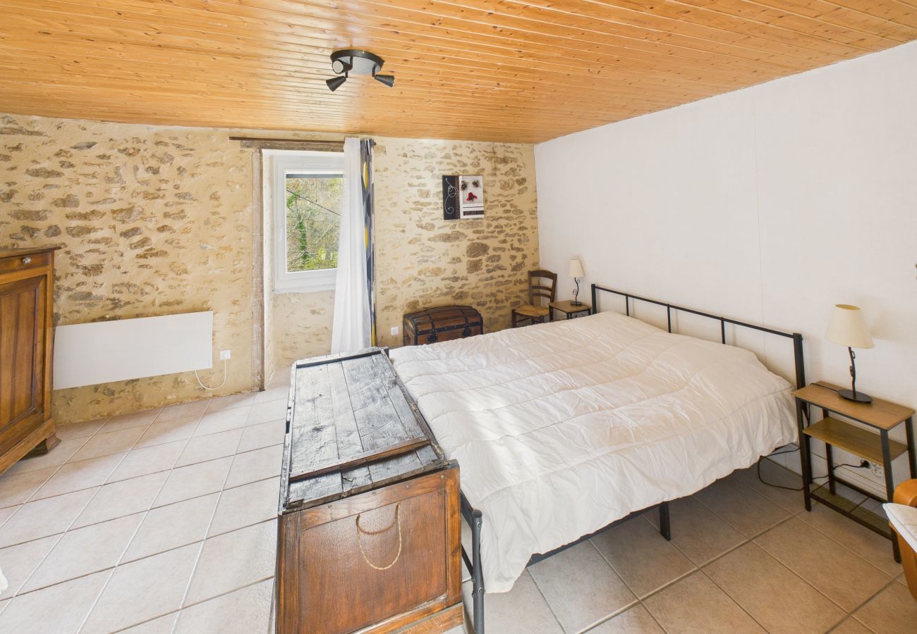 House in Plazac - House for 5 – Large Garden & Terrace – Jacuzzi