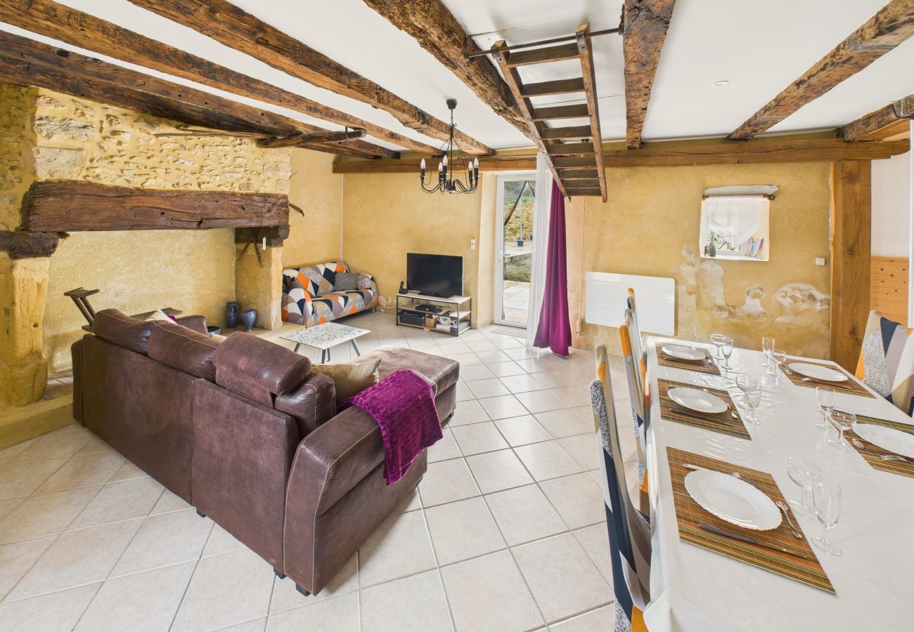 House in Plazac - House for 5 – Large Garden & Terrace – Jacuzzi