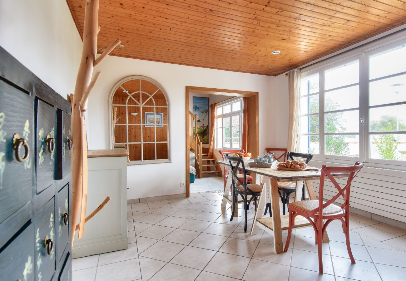 House in La Guérinière - House for 10 with pool, 600m from the beach