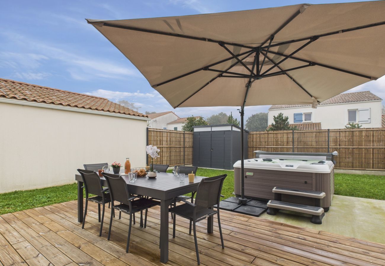 House in Saint-Vincent-sur-Jard - 350m from sea – House w/ garden & jacuzzi, for 8