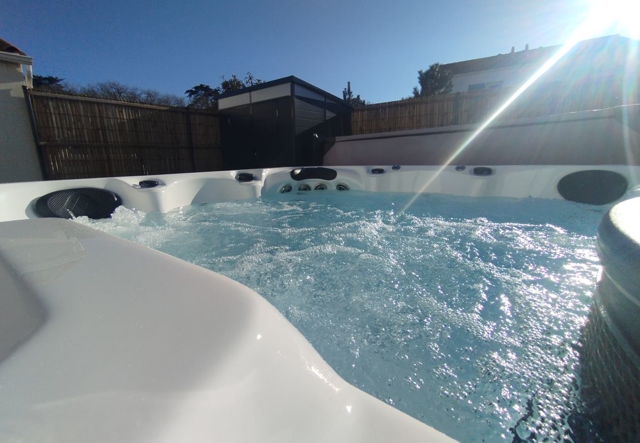 House in Saint-Vincent-sur-Jard - 350m from sea – House w/ garden & jacuzzi, for 8