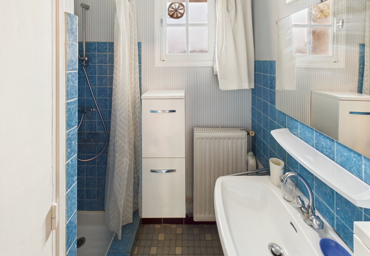 House in Les Eyzies-de-Tayac-Sireuil - Lovely valley view for 3 adults / 2 children