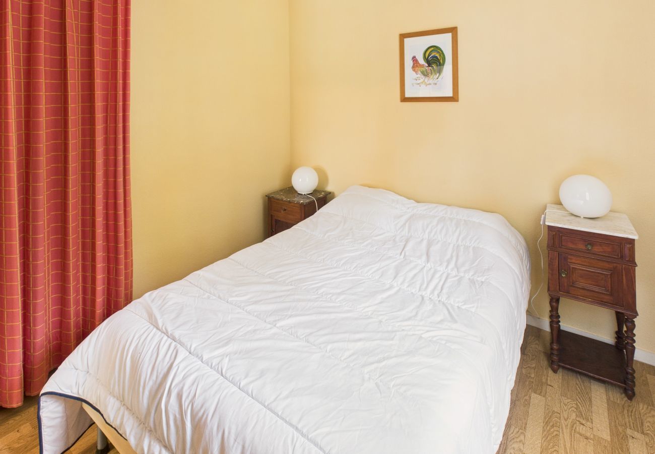 House in Les Eyzies-de-Tayac-Sireuil - Lovely valley view for 3 adults / 2 children