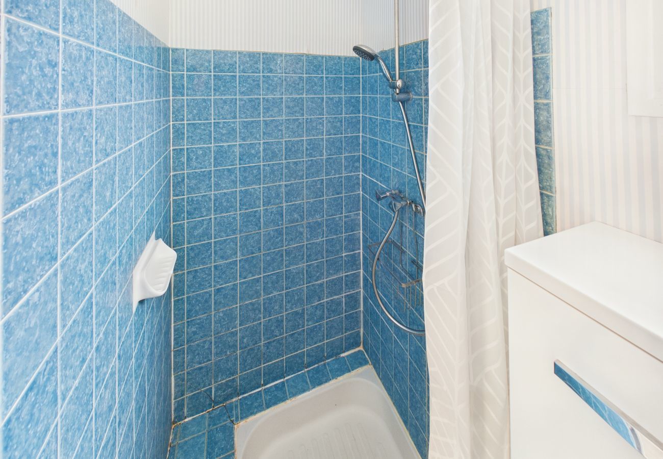 House in Les Eyzies-de-Tayac-Sireuil - Lovely valley view for 3 adults / 2 children