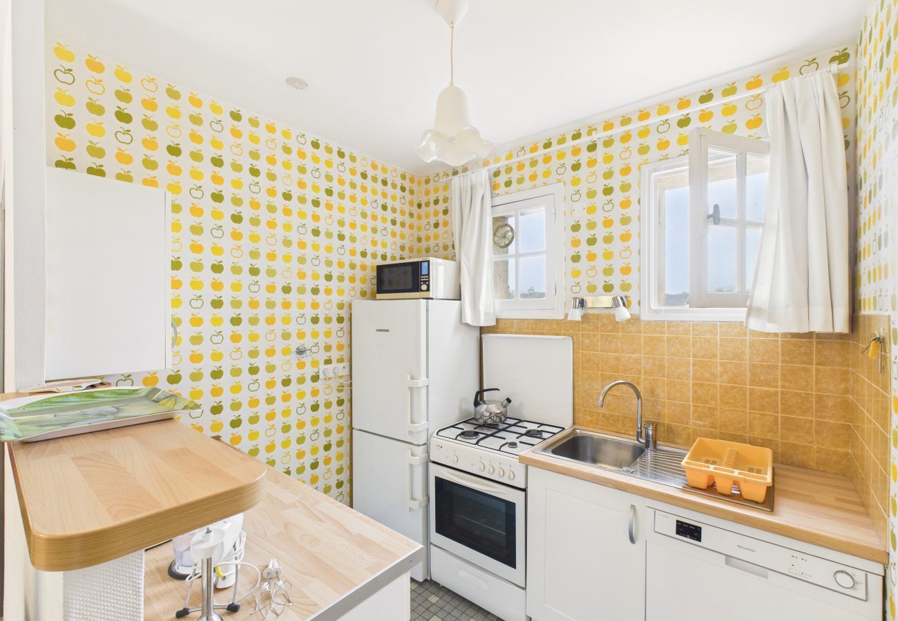 House in Les Eyzies-de-Tayac-Sireuil - Lovely valley view for 3 adults / 2 children