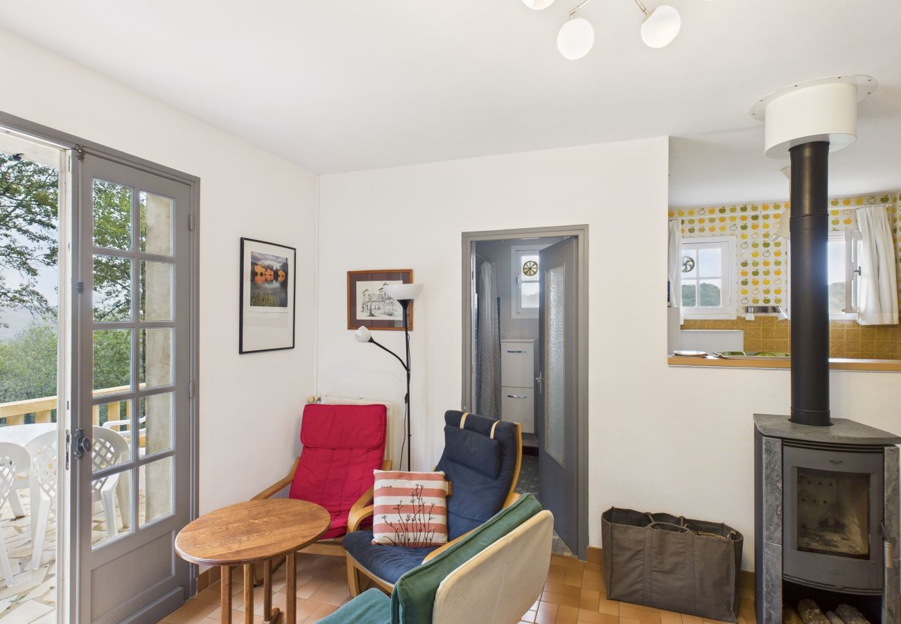 House in Les Eyzies-de-Tayac-Sireuil - Lovely valley view for 3 adults / 2 children