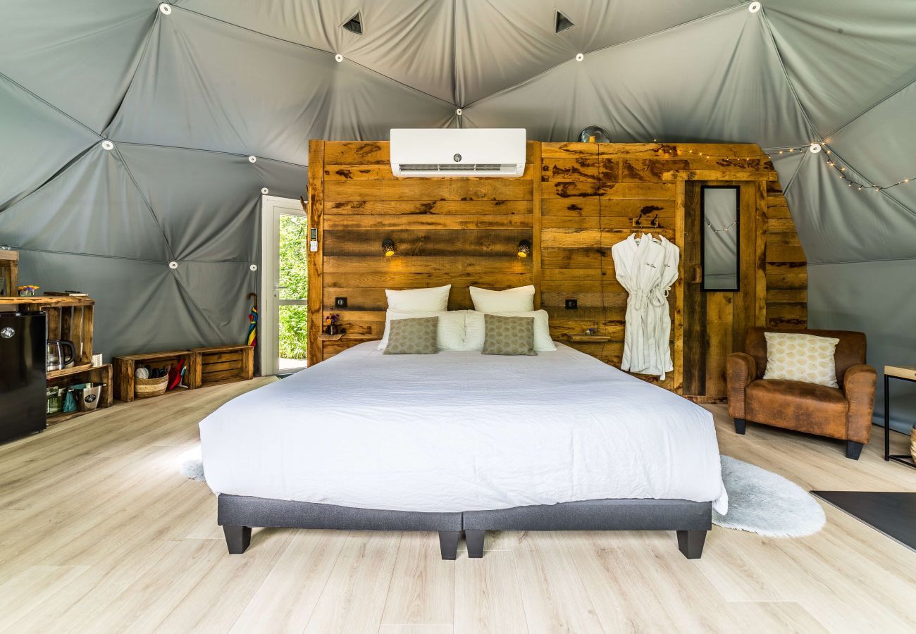 Bungalow in La Dornac - “La Belle Étoile” – Luxury Dome 40 m² – Jacuzzi